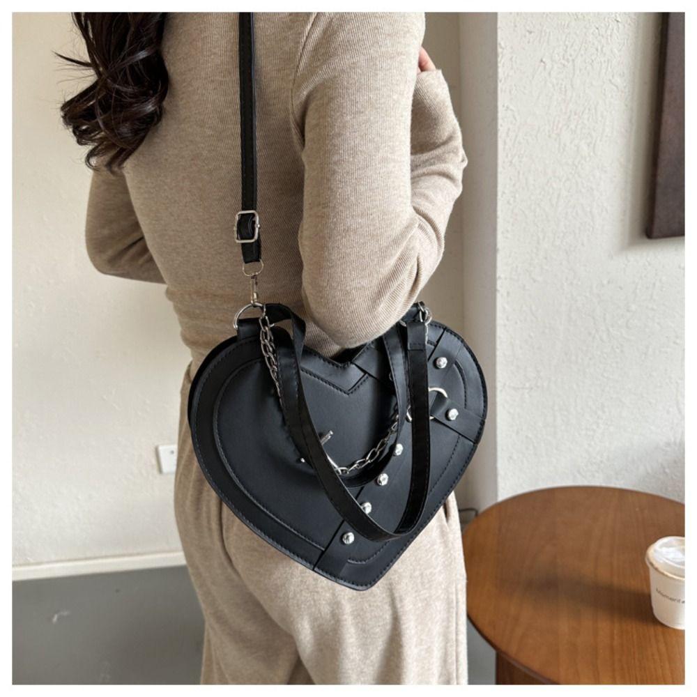 Modische PU-Leder Schwarze Umhängetasche Herzförmig Große Kapazität Damen Crossbody-Tasche Tragbare Ketten Nieten Handtasche Damen