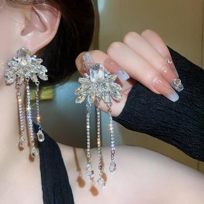Boucles d'oreilles à pampilles strassées Aiguille d'Argent Haut de Gamme: Clous Style Cour Européenne avec une Touche Luxueuse et Tendance