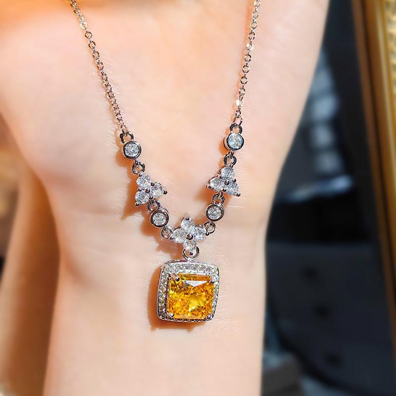 Französischer Leichter Luxus Importiertes Hochkarbon Diamant Chinesisches Rot Halskette Eingelegt mit Eisblumen Schliff Gelber Diamantring Quadratische Tasche Farbige Schatz-Set