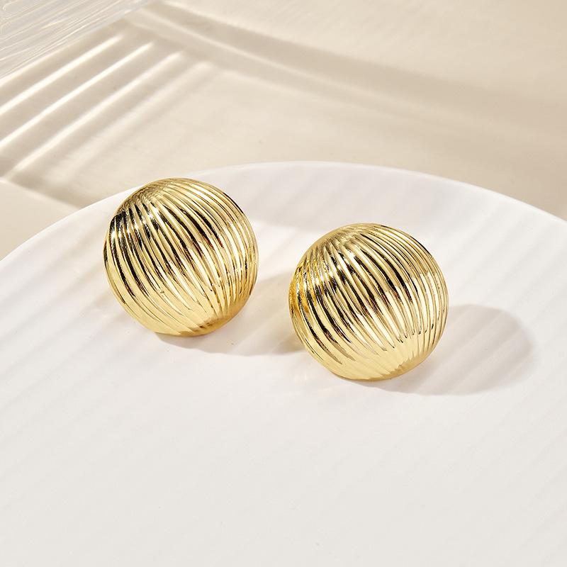 European and American jewelry ins niche design sense heavy industry metal stud earrings fashionable gold light luxury versatile earrings