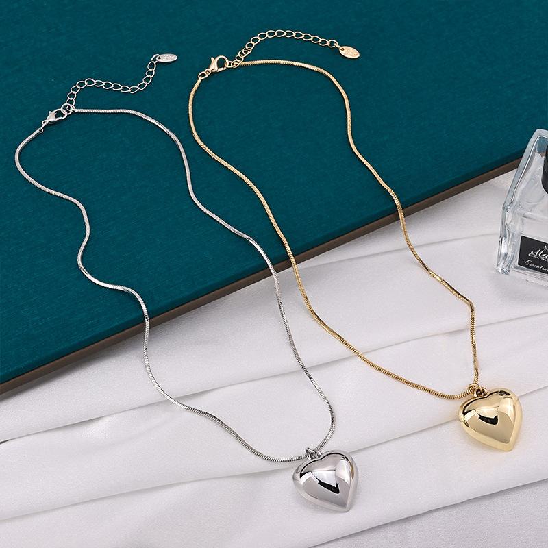 Popular Supply Love Necklace Female Versatile High-end Golden Peach Heart-shaped Collarbone Chain