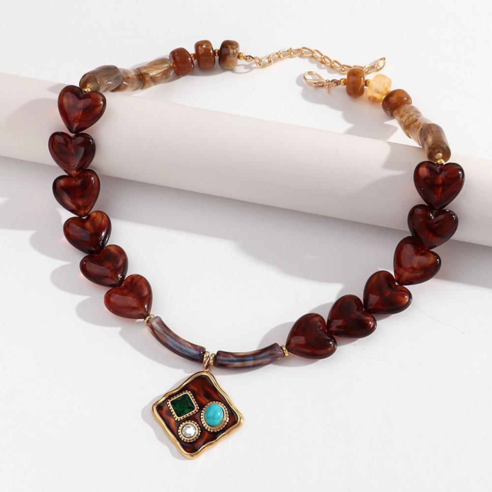 Vintage Amber Resin Heart Beads Choker Necklaces for Women Trendy Love Pendant Necklace Statement Jewelry Accessories Gift