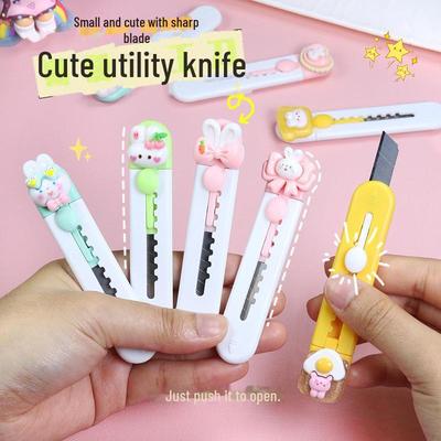 Minicuchillo multiusos con dibujos animados para estudiantes: portátil, tamaño pequeño para desempacar, cortar papel y más.