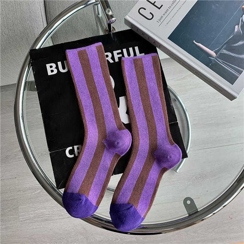 Neuer europäischer Trend: Mittellange Socken mit kontrastierenden Farben und vertikalen Streifen, doppelt genäht, aus Baumwolle