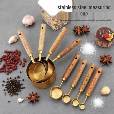 Goldenes Edelstahl Messbecher- & Löffel-Set mit Akazienholzgriffen - 8-teiliges Backwerkzeug-Set