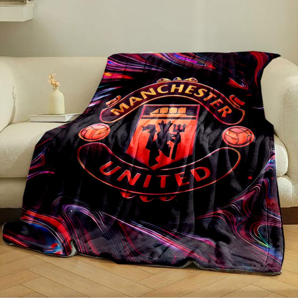 Mönstret har en Manchester United-logotyp med virvlande livfulla färger. för alla säsonger filt lunchpaus pläd present