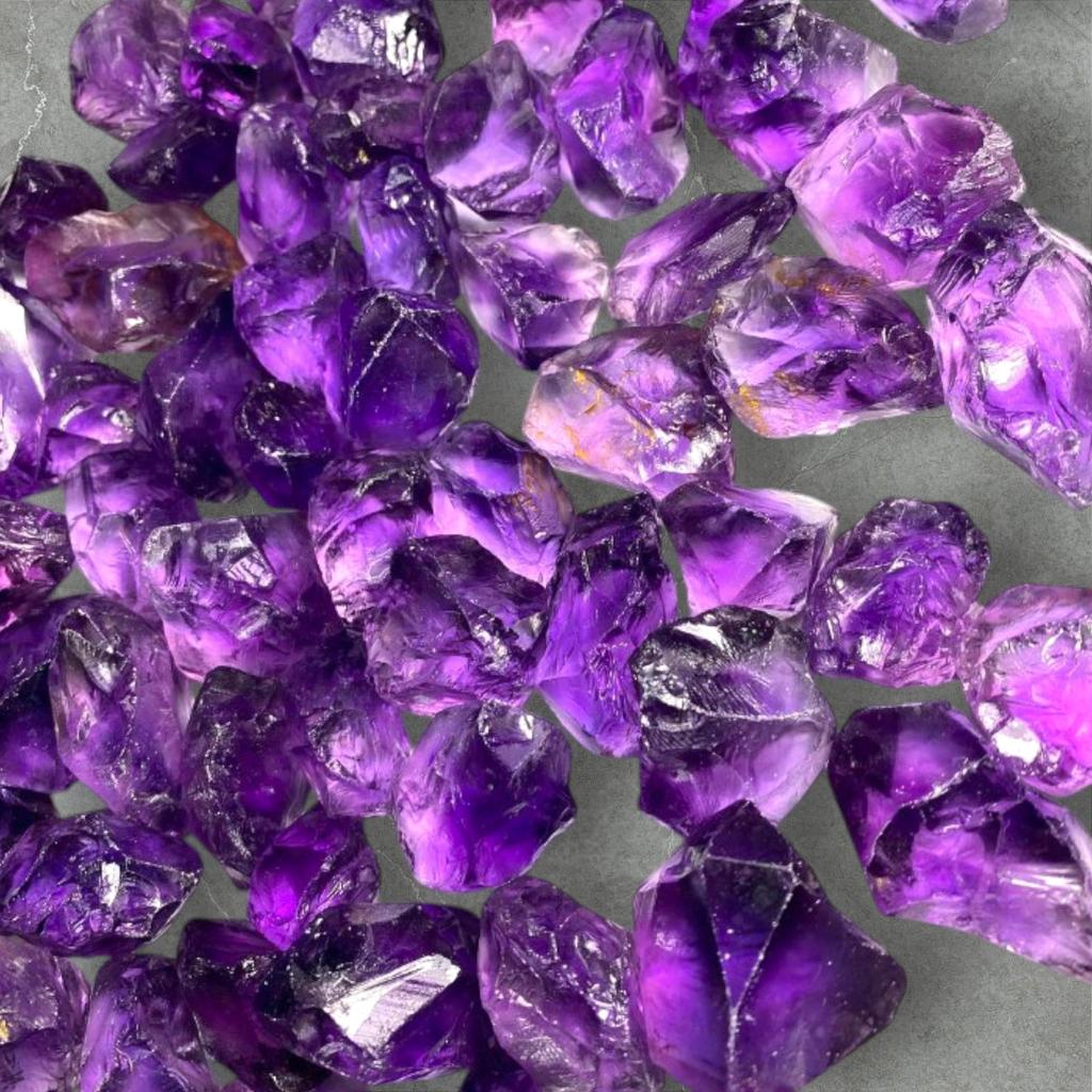 Nejkvalitnější řezový přírodní ametystový drahokam surový, neleštěný surový, surová smíšená šarže, šarže léčivých kamenů, surový drahokam.