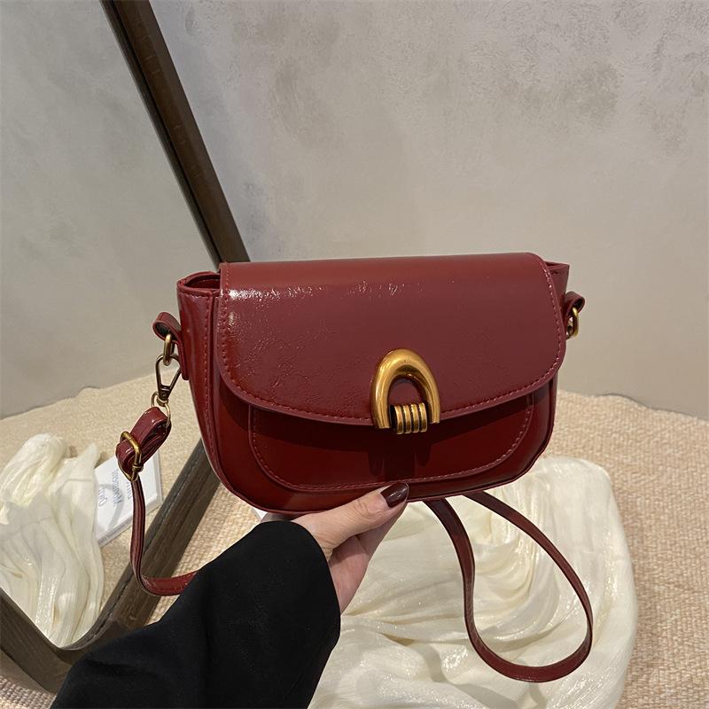 Saddle bag women's spring 2025 new clamshell shoulder messenger bag women's niche design underarm women's bag tide