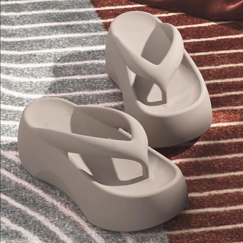 

7.0 толстые подошвы приподнятые по высоте тапочки с изображением персонажей для женщин для ношения на открытом воздухе 2024 летние домашние пляжные тапочки 35-36 оливин