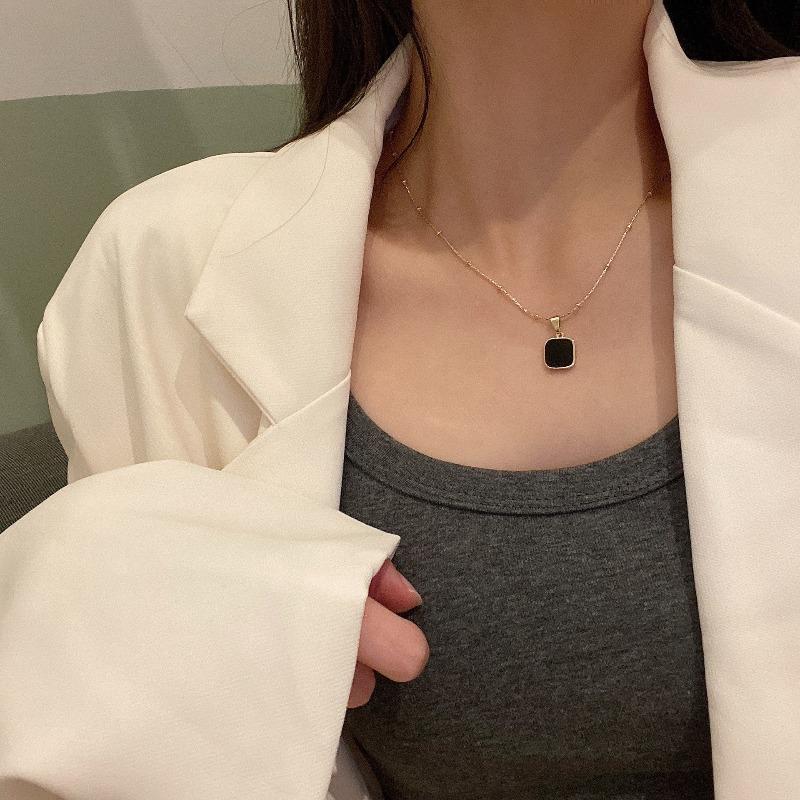 Black square pendant, collarbone neck chain, cold wind design sense, niche necklace, fashionable and versatile temperament