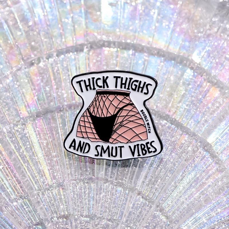 GRUBE UDA I WIBRACJE Emaliowane Przypinki Własne Czarne Pończochy Broszki Klapy Odznaki Punkowa Biżuteria Prezent dla Przyjaciół