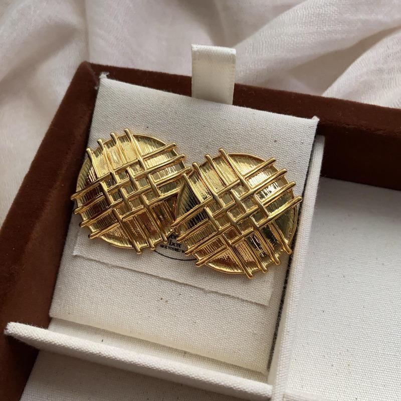 

Retro Luxury Plaid Small Fragrance High-Quality Texture Stud Earrings Metal Woven Button Earrings Female French Versatile Temperament