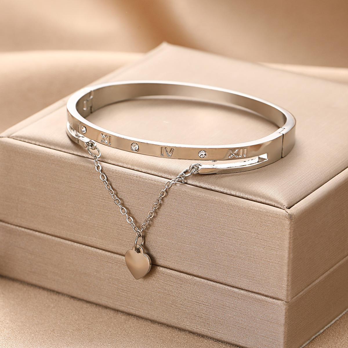

European beautiful women s heart bracelet Roman numerals love pendant fashion versatile personality bracelet jewelry gift bracelet
