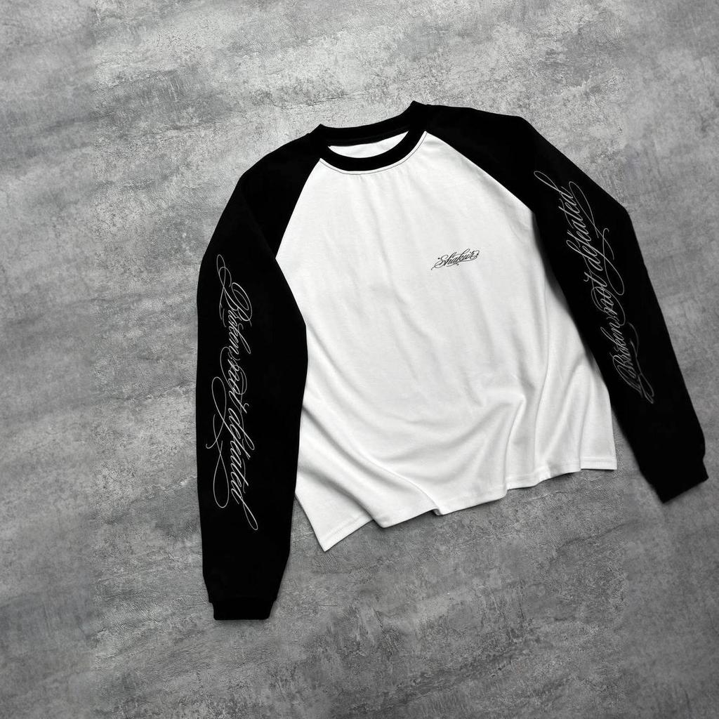 Minimalistické tričko Y2K stylu, volný střih, kulatý výstřih, dlouhý rukáv