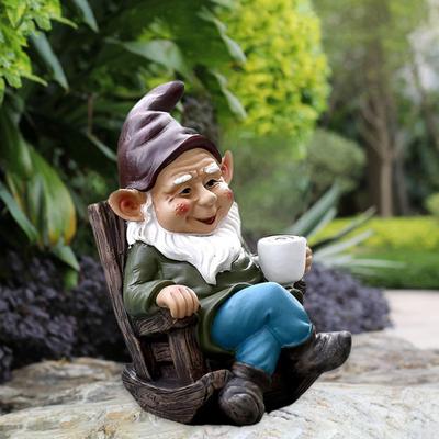 Hojdacie kreslo Gnome Figúrka Živica držiaca kávu Socha trpasličieho škriatka Socha Vnútorná Vonkajšia Záhrada Záhrada Dvor Trávnik Dekorácia Ornament