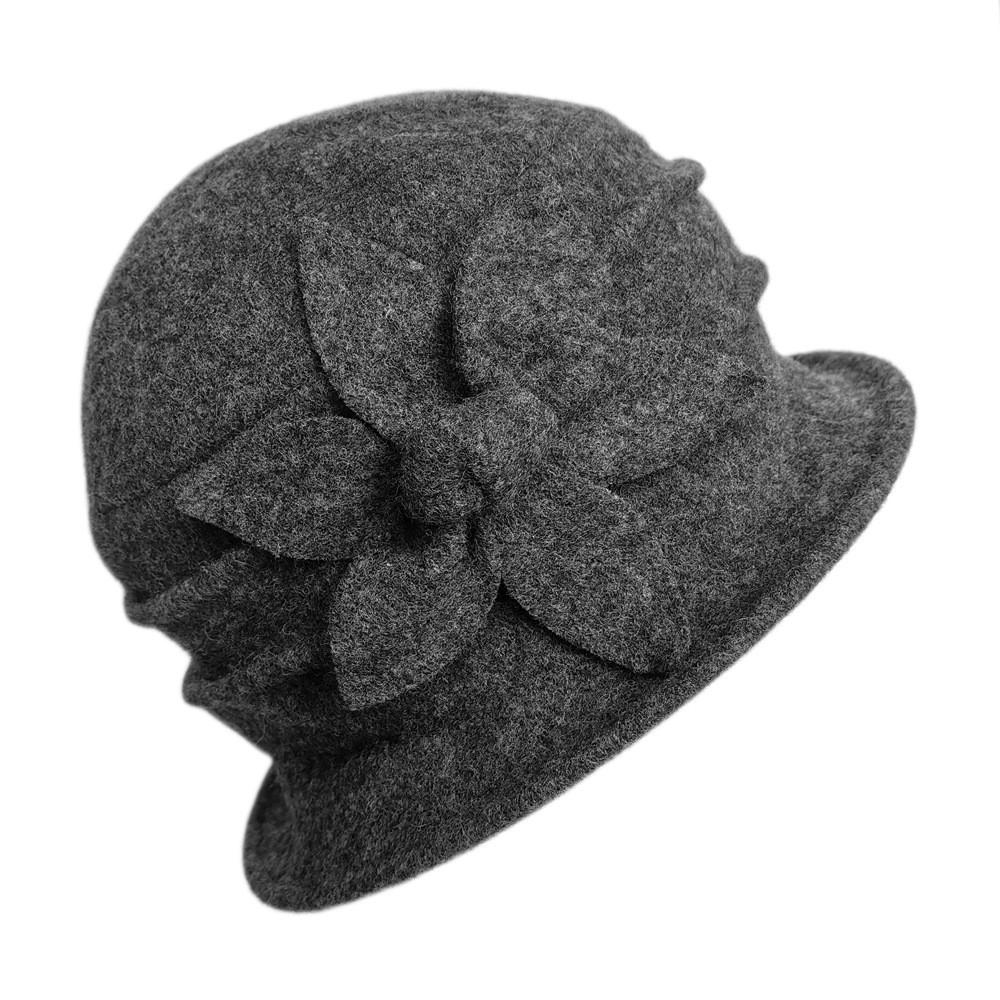 Wollbarett für Damen mit floralen Verzierungen Wintermode für Erwachsene mittleren Alters