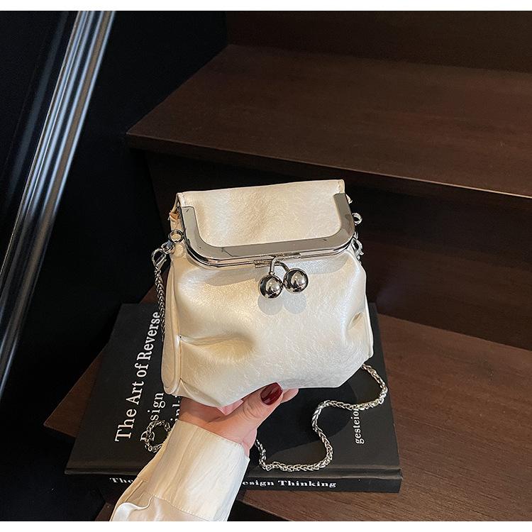 

Маленькая серебристая сумка премиум-текстуры, женская новая универсальная сумка-мессенджер на цепочке для мобильного телефона, модная мини-сумка для пропуска