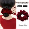 Extra großes Red Velvet Scrunchie: Elegantes Neujahrs-Haargummi für Damen
