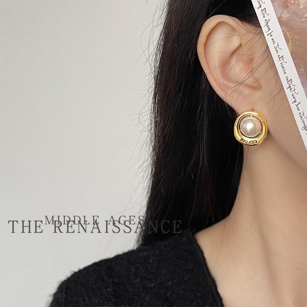 Wind Small Fragrant Wind Letter Earrings French Retro Pearl Stud Earrings Fashion Earrings