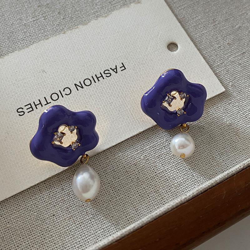 

Серьги с жемчужными цветами Весенние серьги высокого класса Изысканные маленькие серьги Нишевый дизайн Простой темперамент Нежные серьги с капельной глазурью