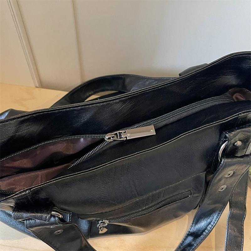 Borsa a Spalla Hobo Morbida in PU Sgualcita con Tracolla Regolabile e Borchie Metalliche Borsa a Mano Casual da Spalla per Donna