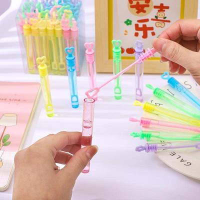 Confezione da 48 mini bastoncini di bolle - Design in provetta resistente e portatile, perfetto per il divertimento dei bambini.