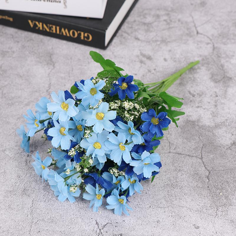 

1 букет, 7 веток, 28 головок, искусственный цветок ромашки, свадебный декор с цветами в руках синий