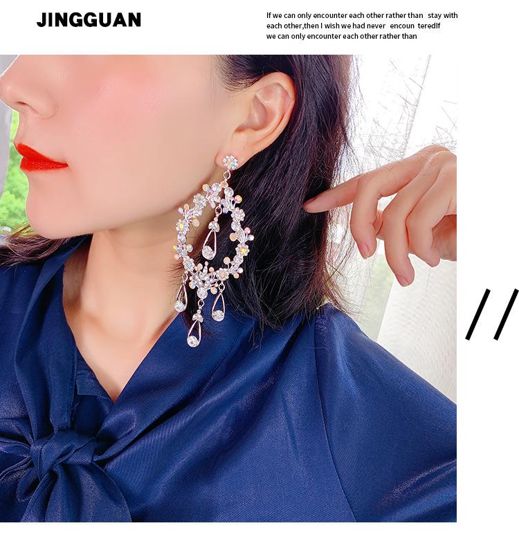 Utsökta ihåliga örhängen med blomdesign: Stilfulla bröllopsaccessoarer för kvinnor