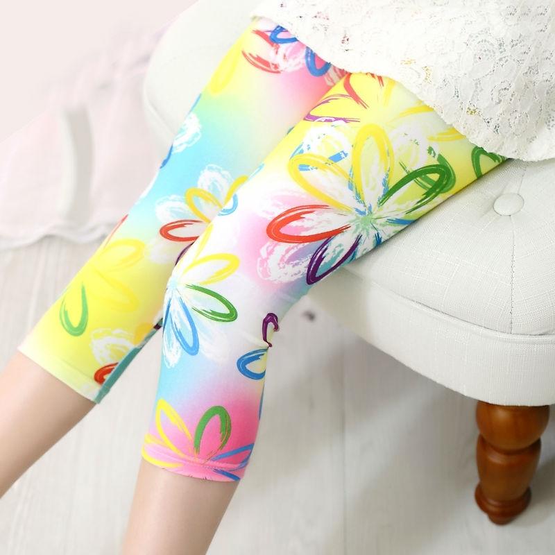 Neuer Stil Milchseide Stretch-Leggings für Mädchen, bedrucktes Design, dünne Passform für Frühling und Sommer, geeignet für mittelgroße und große Kinder, Capri-Hosen