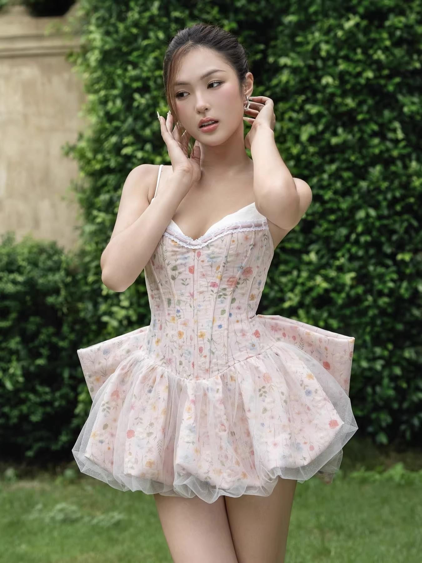 

Vietnamese Niche Design: Spaghetti Strap Floral Mesh Splicing Bowknot Bud Skirt for Women XS рожевий