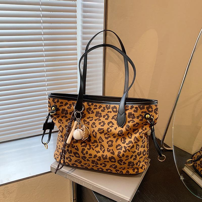 Bag women's large capacity 2025 new trendy high-end portable shoulder big bag, college students commuting tote bag in class