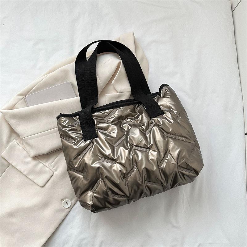 

Сумка Жіноча весна 2024 Нова проста повсякденна сумка через плече Модний тренд Портативна модна сумка великої місткості шампанського