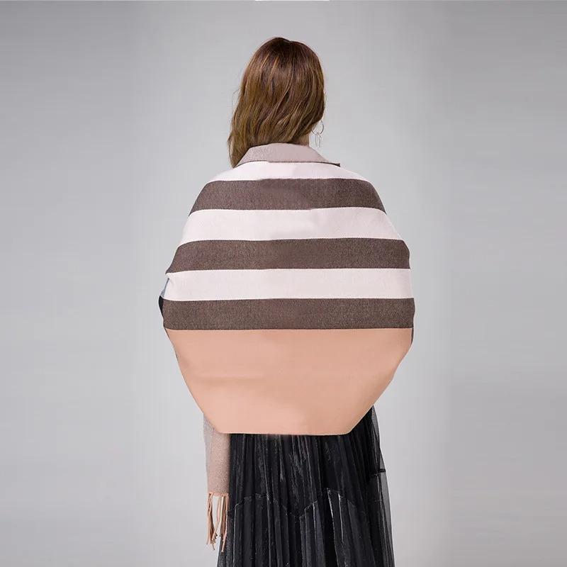 Женский осенний полосатый плащ — фото 6