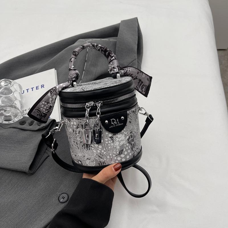 High-end Fashion Casual Niche Texture Bucket Bag New Women's Bag Trend Versatile Messenger Bag Women