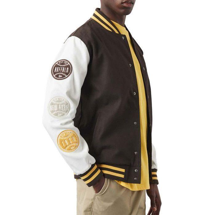 Blouson New Era Heritage Varsity - Réf. 60284780. Couleur : Marron, Blanc, Jaune. Détails. - Manches de contrôle des couleurs. -