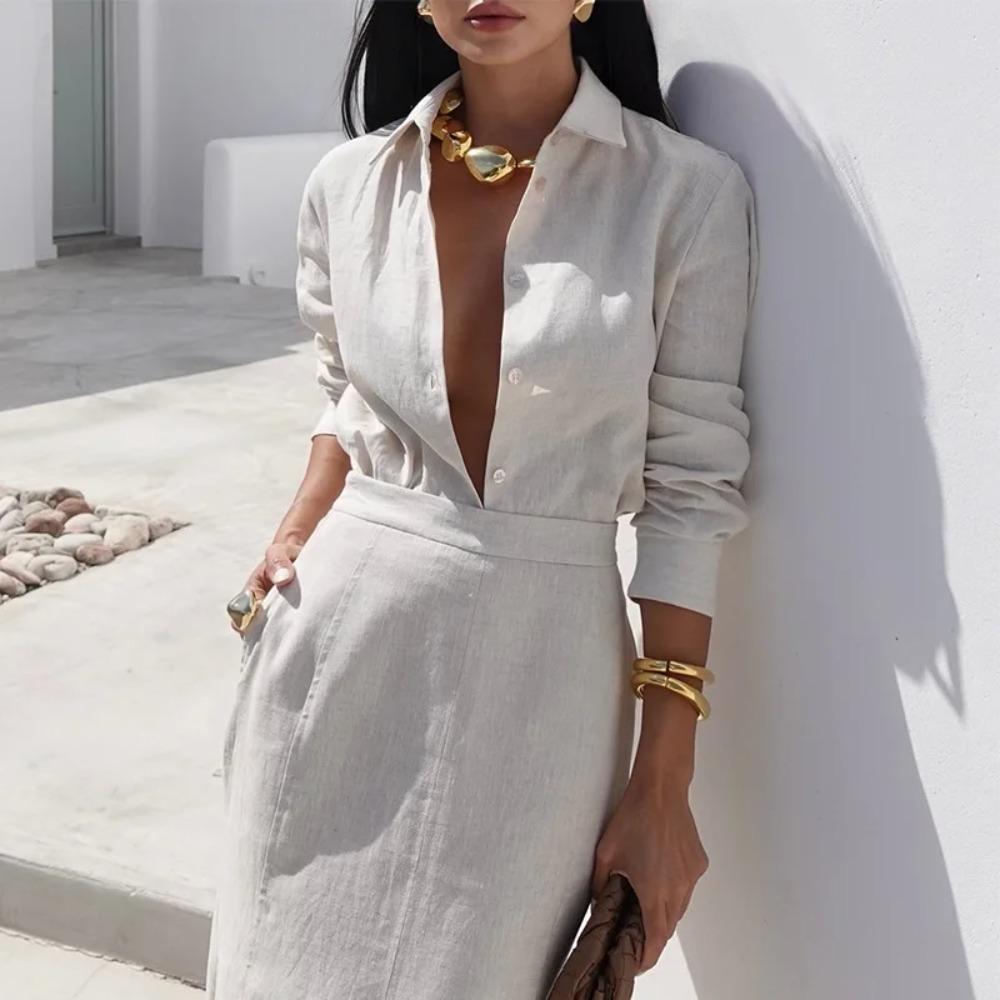 Elegantiškas moteriškas derinys: atlapais užsegamas vienaeilis marškinys ilgomis rankovėmis + liekninantis aukštu liemeniu pusilgis sijonas. Moteriškas dviejų dalių komplektas.