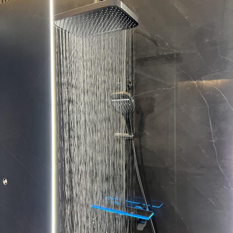 Digitale Temperaturanzeige Badezimmerdusche Komplettset Badewannenduschsystem Regendusche LED Duschset Heiß Kalt Mischer Duscharmatur