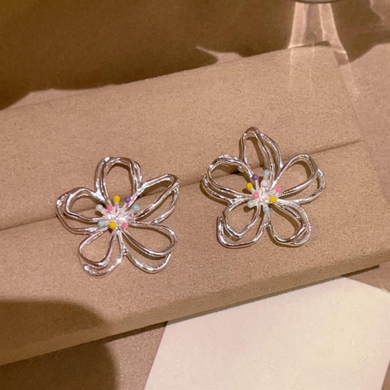 Flower Fragmented Dreams: Minimalist Metal Flower Stud Earrings for Women – Unique & Beautiful Spring Accessory.