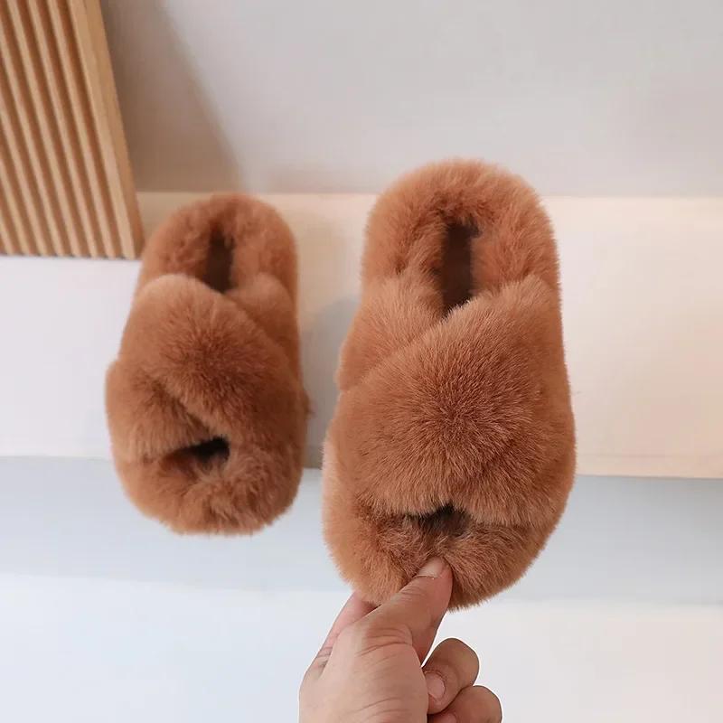 

Детская домашняя обувь с мехом для мальчиков и девочек, теплые тапочки, нескользящие, однотонные, зима 2024, новая детская модная обувь, мягкая подошва, милые 26 коричневый