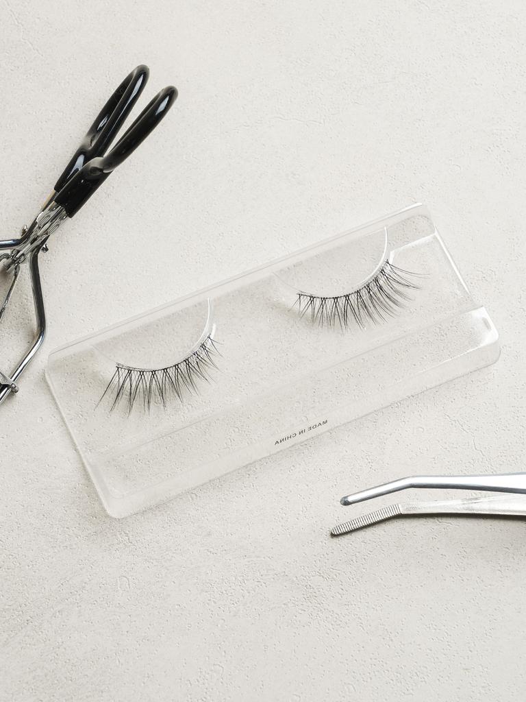 Natural Volume False Eyelashes - Meeting Style