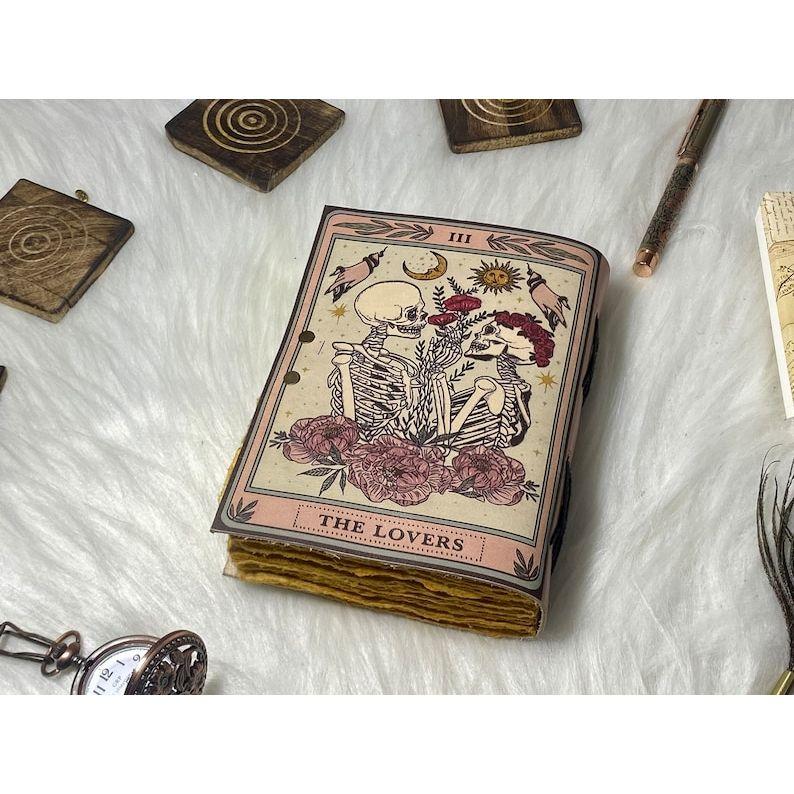 Vintage skinnjournal The Lovers Book of Shadows Håndlaget skinnjournal Grimoire-journal med papirgaver for menn og kvinner