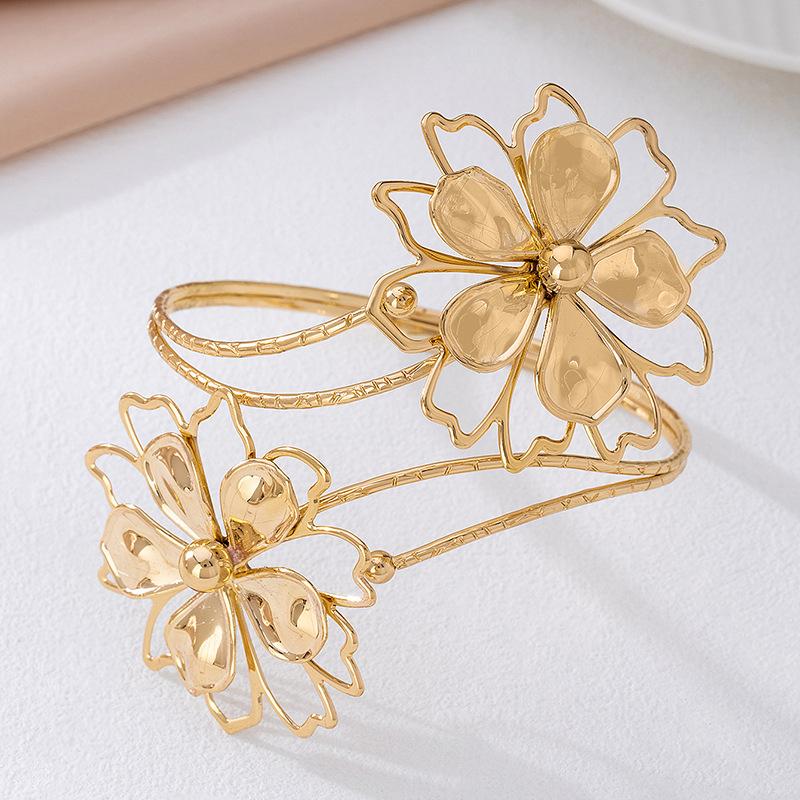 Bohemian Metal Flower Arm Bracelet Women Vintage Punk Style Hollow Bangle Adjustable Upper Arm Cuff Party Jewelry Accessory