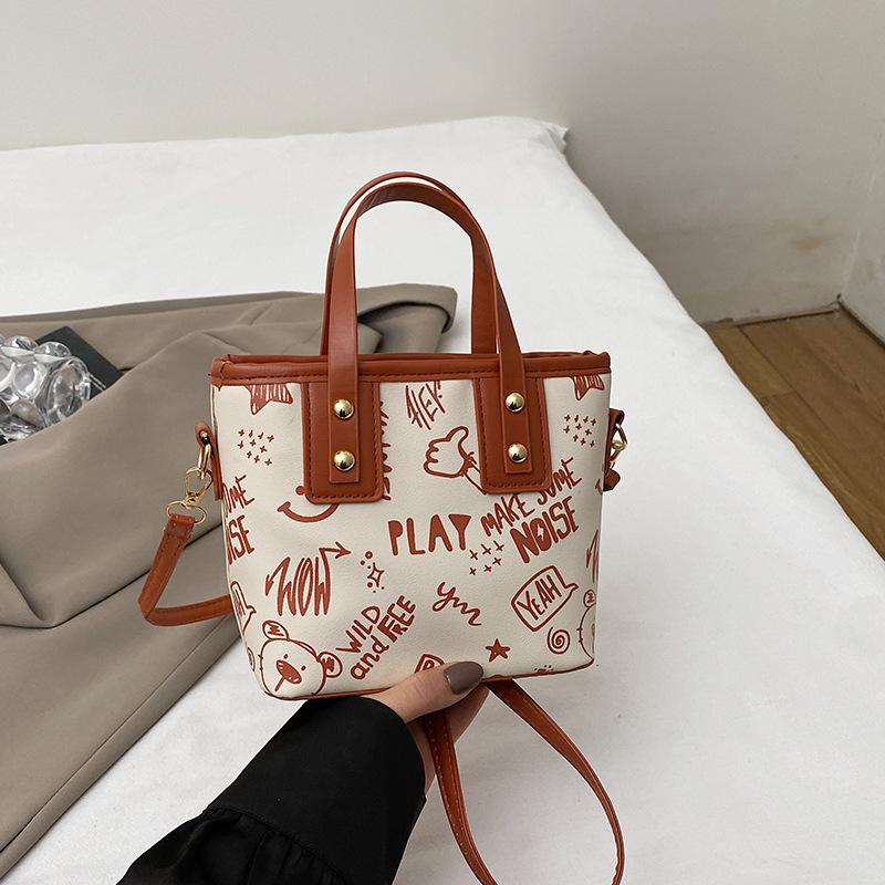 

Сумка-ведро с принтом в виде мультфильма «Любовь», женская сумка-мессенджер 2025 года, женская сумка-ведро с индивидуальным граффити коричневый