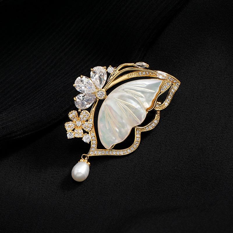 Premium Temperament Elegant Butterfly Brooch Female Natural Mother Shell Pearl High-end Corsage Pin Coat Jacket Accessories