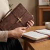 Husa Biblei din Piele Vegană cu Tematică Cruce Rezistentă la Praf Panglică Marcaj Integrată Geantă de Transport pentru Biblie Stil Religios Rezistentă la Zgârieturi