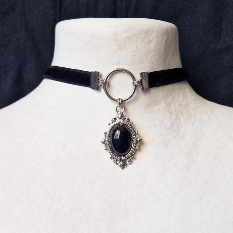 Gothic Vampire Cameo Pendant Choker Velvet Necklace For Women Fashion Pagan Witchcraft Jewelry Girls Gifts Creative Punk Choker