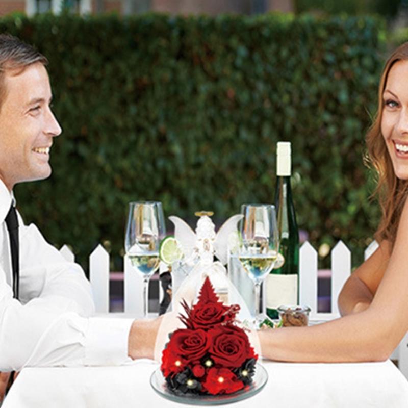 Festliche Engel-Glasglocke mit konservierter Rose – ein wunderschönes Accessoire für Weihnachts- und Valentinstagsdekorationen und als charmantes Wohnaccessoire.