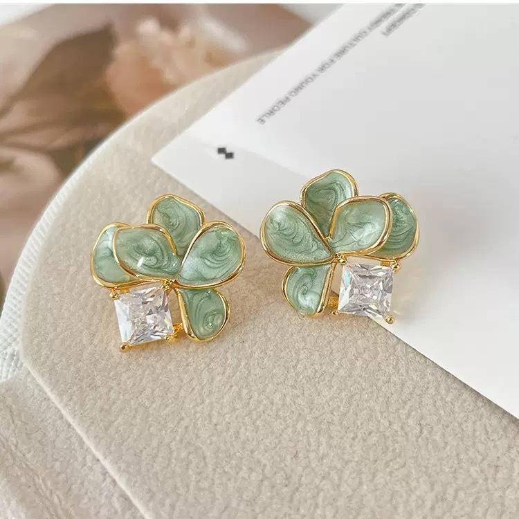New Camellia Stud Earring for Women Sweet Green and White Flower Earrings Light Luxury Fashion Jewelry