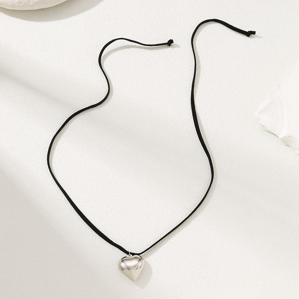 Heart Pendant Necklace Vintage Aesthetic Love Inspired Choker New Fashion Romantic Heart Necklace for Women