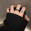 Öffnungsbarer Ring mit Kreuz aus dunklem Zirkonia: Retro-Nische, High-End, Vielseitiges Design für Paare und Frauen.